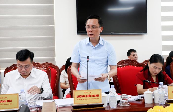 Lãnh đạo Ban Kinh tế - Ngân sách HĐND tỉnh trình bày báo cáo kết quả thẩm tra các dự thảo Nghị quyết thuộc thẩm quyền trình tại kỳ họp thứ tư HĐND tỉnh khóa XVI. 