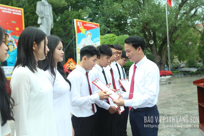 Bí thư Chi bộ, Hiệu trưởng Trường THPT Hoàng Văn Thụ trao quyết định kết nạp đảng cho các học sinh ưu tú