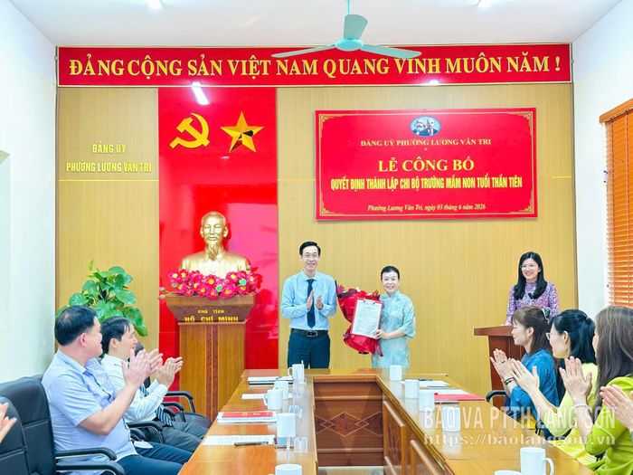 Lãnh đạo Đảng ủy phường Lương Văn Tri trao quyết định thành lập Chi bộ Trường Mầm non Tuổi thần tiên cho đồng chí Bí thư chi bộ