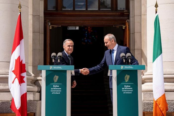 Thủ tướng Canada Mark Carney (bên trái) bắt tay Thủ tướng Ireland Micheal Martin sau khi phát biểu tại Dublin (Ireland), ngày 13-6. Ảnh: AP