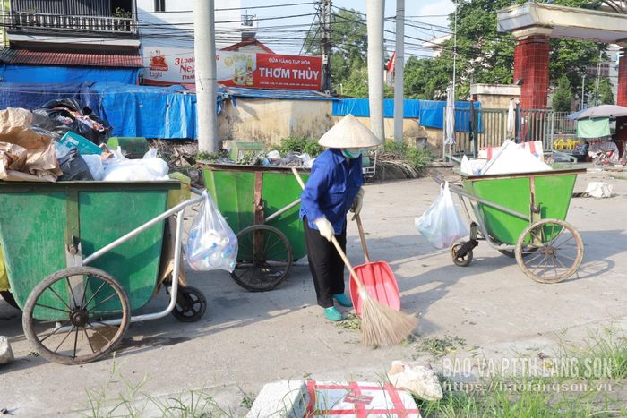 Công nhân HTX môi trường và dịch vụ thương mại Minh Đức thu gom, tập trung rác thải để chuẩn bị mang đi tiêu hủy đúng quy định