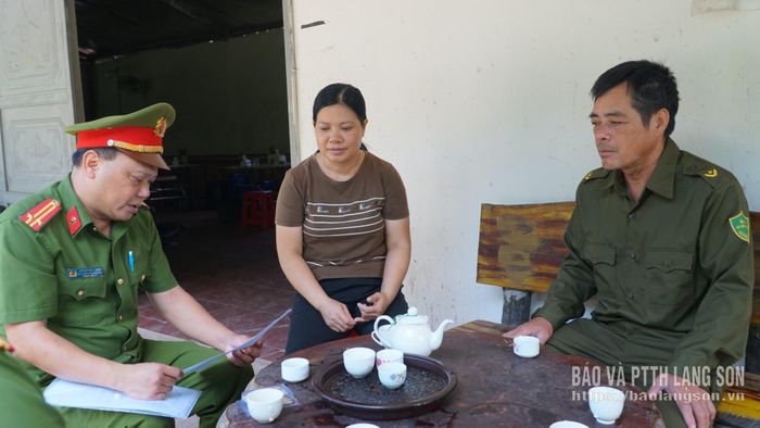 Công an xã Mẫu Sơn rà soát tình trạng giấy phép lái xe của công dân từ đủ 18 tuổi trở lên tại thôn Nà Van