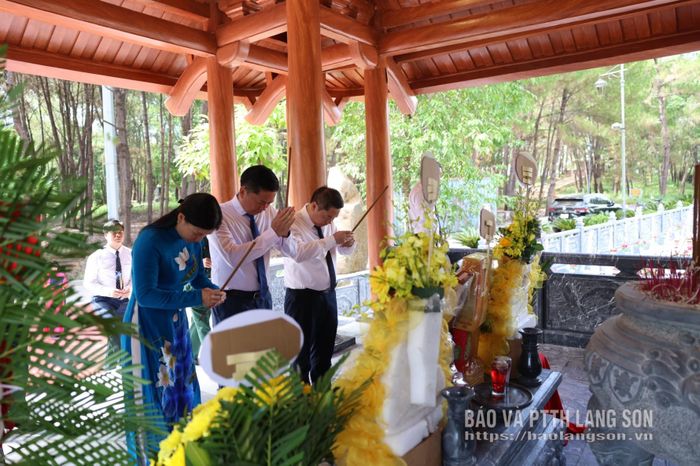 Các đồng chí lãnh đạo UBND tỉnh dâng hương tại khu mộ các liệt sĩ tỉnh Lạng Sơn, Nghĩa trang liệt sĩ quốc gia Trường Sơn