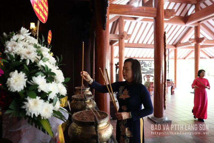 Đồng chí Đoàn Thị Hậu, Phó Bí thư Thường trực Tỉnh ủy, Chủ tịch HĐND tỉnh dâng hương tại Nhà tưởng niệm Chủ tịch Hồ Chí Minh, Nghĩa trang liệt sĩ quốc gia Trường Sơn