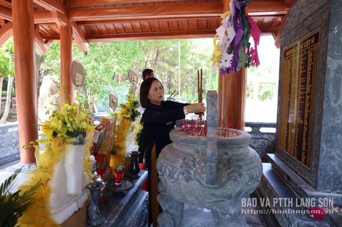 Đồng chí Đoàn Thị Hậu, Phó Bí thư Thường trực Tỉnh ủy, Chủ tịch HĐND tỉnh dâng hương tại khu mộ các liệt sĩ tỉnh Lạng Sơn, Nghĩa trang liệt sĩ quốc gia Trường Sơn