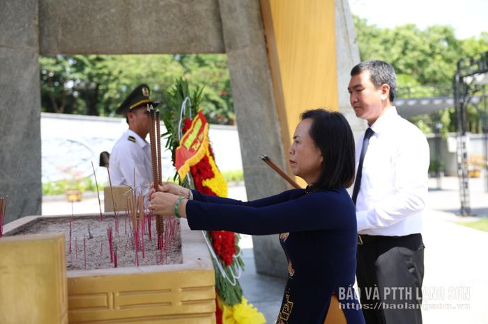 Đồng chí Đoàn Thị Hậu, Phó Bí thư Thường trực Tỉnh ủy, Chủ tịch HĐND tỉnh và đồng chí Nguyễn Cảnh Toàn, Phó Bí thư Tỉnh ủy, Chủ tịch UBND tỉnh dâng hương tại Nghĩa trang liệt sĩ quốc gia Đường 9