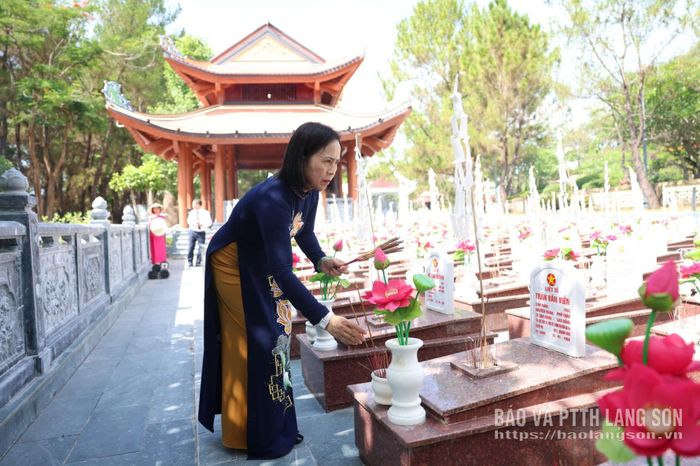 Đồng chí Đoàn Thị Hậu, Phó Bí thư Thường trực Tỉnh ủy, Chủ tịch HĐND tỉnh thắp hương phần mộ liệt sĩ tại khu mộ các liệt sĩ tỉnh Lạng Sơn, Nghĩa trang liệt sĩ quốc gia Trường Sơn