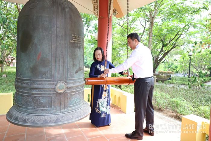 Đồng chí Đoàn Thị Hậu, Phó Bí thư Thường trực Tỉnh ủy, Chủ tịch HĐND tỉnh và đồng chí Nguyễn Cảnh Toàn, Phó Bí thư Tỉnh ủy, Chủ tịch UBND tỉnh thỉnh chuông tại Nghĩa trang liệt sĩ quốc gia Trường Sơn