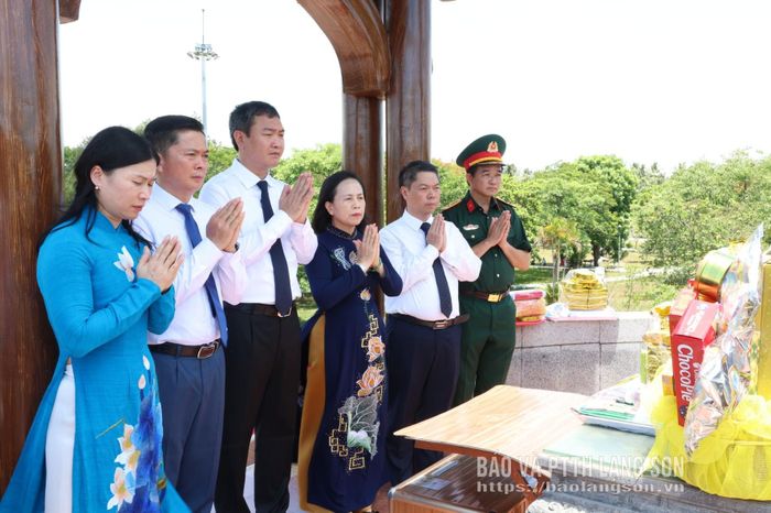 Đoàn đại biểu tỉnh Lạng Sơn dâng hương tại di tích quốc gia đặc biệt Thành cổ Quảng Trị