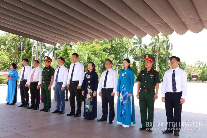 Đoàn đại biểu tỉnh Lạng Sơn dâng hương tại di tích quốc gia đặc biệt Thành cổ Quảng Trị