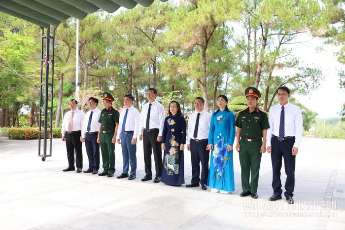 Đoàn đại biểu tỉnh Lạng Sơn dâng hương tại Đài tưởng niệm chung Nghĩa trang liệt sĩ quốc gia Trường Sơn