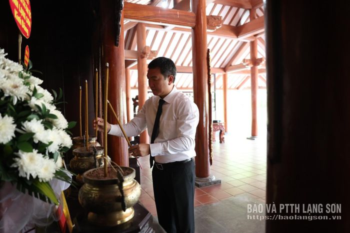 Đồng chí Nguyễn Cảnh Toàn, Phó Bí thư Tỉnh ủy, Chủ tịch UBND tỉnh dâng hương tại Nhà tưởng niệm Chủ tịch Hồ Chí Minh, Nghĩa trang liệt sĩ quốc gia Trường Sơn