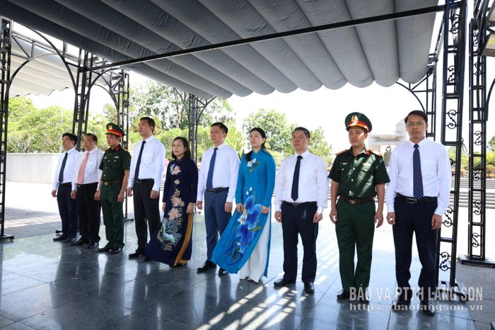 Đoàn đại biểu tỉnh Lạng Sơn dâng hương tại Nghĩa trang liệt sĩ quốc gia đường 9