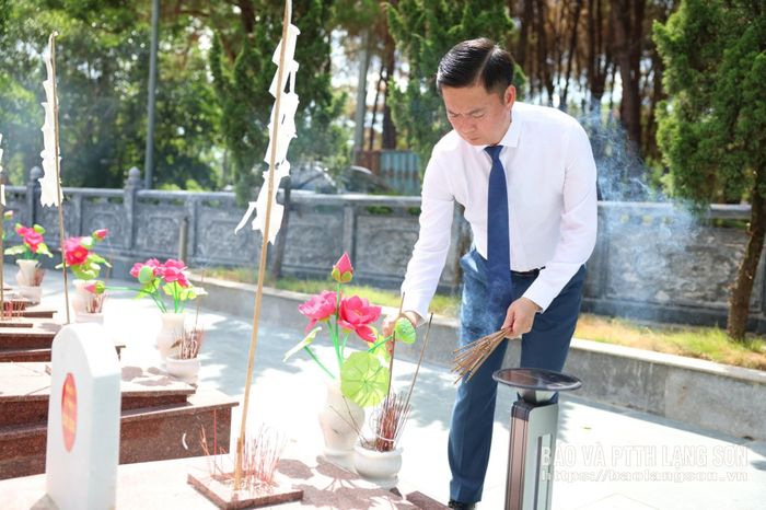 Đồng chí Đinh Hữu Học, Ủy viên Ban Thường vụ Tỉnh ủy, Phó Chủ tịch Thường trực UBND tỉnh thắp hương phần mộ liệt sĩ tại khu mộ các liệt sĩ tỉnh Lạng Sơn, Nghĩa trang liệt sĩ quốc gia Trường Sơn