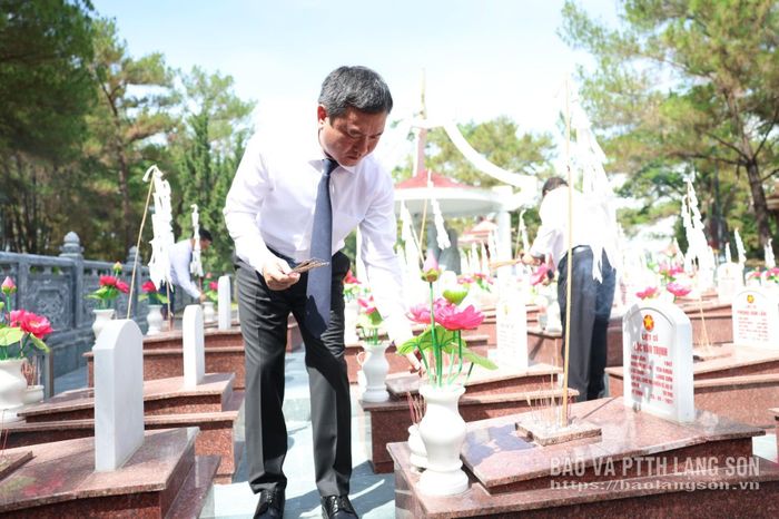 Đồng chí Nguyễn Cảnh Toàn, Phó Bí thư Tỉnh ủy, Chủ tịch UBND tỉnh thắp hương phần mộ liệt sĩ tại khu mộ các liệt sĩ tỉnh Lạng Sơn, Nghĩa trang liệt sĩ quốc gia Trường Sơn