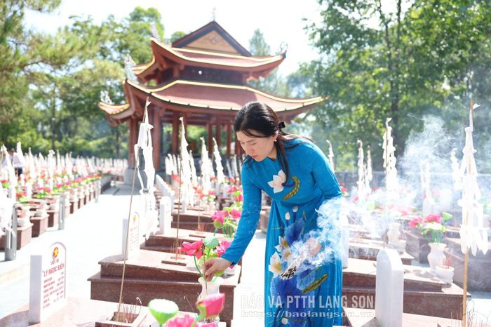 Đồng chí Trần Thanh Nhàn, Phó Chủ tịch UBND tỉnh thắp hương phần mộ liệt sĩ tại khu mộ các liệt sĩ tỉnh Lạng Sơn, Nghĩa trang liệt sĩ quốc gia Trường Sơn