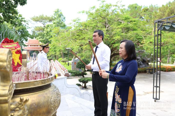 Đồng chí Đoàn Thị Hậu, Phó Bí thư Thường trực Tỉnh ủy, Chủ tịch HĐND tỉnh và đồng chí Nguyễn Cảnh Toàn, Phó Bí thư Tỉnh ủy, Chủ tịch UBND tỉnh dâng hương tại Đài tưởng niệm chung Nghĩa trang liệt sĩ quốc gia Trường Sơn