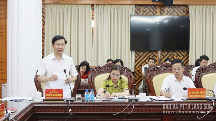 Đồng chí Nguyễn Hoàng Tùng, Ủy viên Ban Thường vụ Tỉnh ủy, Phó Chủ tịch Thường trực Ủy ban MTTQ Việt Nam tỉnh báo cáo tóm tắt kết quả công tác mặt trận 6 tháng đầu năm; phương hướng, nhiệm vụ trọng tâm 6 tháng cuối năm 2026
