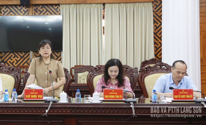 Lãnh đạo Sở Nội vụ phát biểu thảo luận tại buổi làm việc