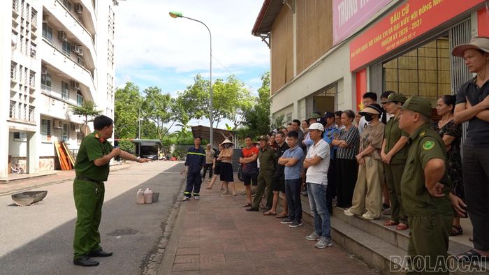 Người dân chung cư Lâm Viên được hướng dẫn kỹ năng sử dụng bình chữa cháy và một số kỹ năng thoát nạn khi đám cháy xảy ra.