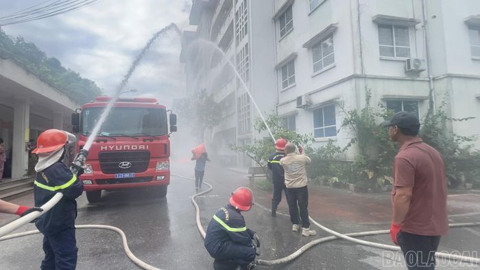 Phòng Cảnh sát Phòng cháy chữa cháy và cứu nạn cứu hộ, Công an tỉnh Lào Cai nhanh chóng tiếp cận hiện trường, tổ chức trinh sát, cứu người mắc kẹt và tổng tiến công dập tắt đám cháy an toàn.