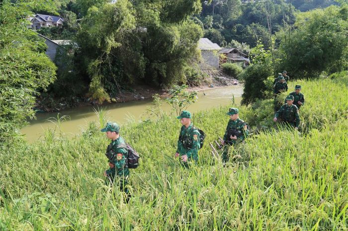 Cán bộ, chiến sĩ bộ đội biên phòng tuần tra bảo vệ đường biên, mốc giới.
