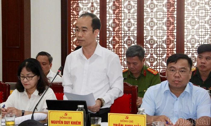 Lãnh đạo xã Yên Bình báo cáo kết quả thực hiện các nhiệm vụ phát triển kinh tế - xã hội, triển khai các nghị quyết chuyên đề của Trung ương, của tỉnh và tình hình vận hành mô hình chính quyền địa phương hai cấp sau một năm thực hiện.