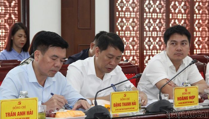 Các đại biểu dự buổi làm việc.