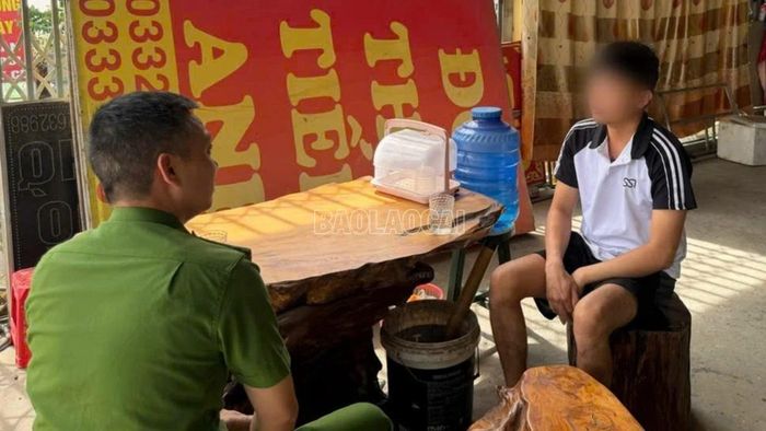 Cán bộ Công an xã Gia Phú trực tiếp gặp gỡ, tuyên truyền, vận động anh N.V.T từ bỏ ý định sang Campuchia làm việc theo lời mời chào “việc nhẹ, lương cao” trên mạng xã hội.