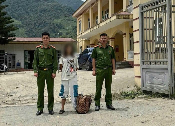 Công an xã Tả Phìn đã hỗ trợ vé xe khách và tiền đi đường, đồng thời phối hợp với công an xã Việt Lâm, tỉnh Tuyên Quang và gia đình để đón chị L.T.N.