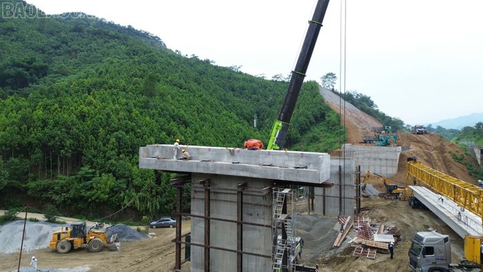 Cầu Đại Việt có 03 nhịp sử dụng dầm Super T, mỗi nhịp dài 40 m.
