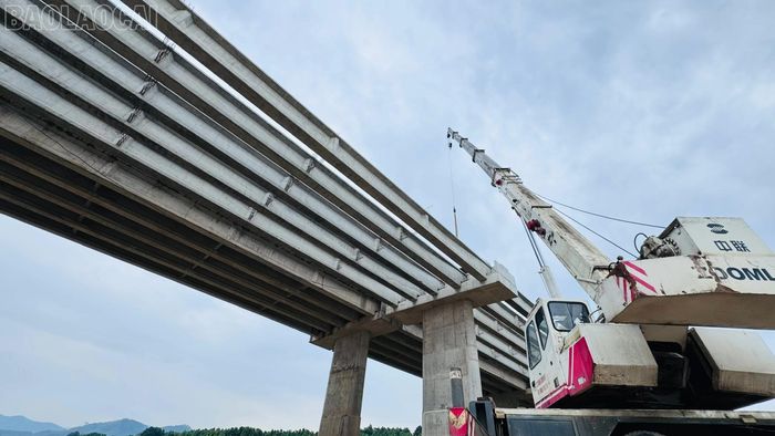 Cầu Ngòi Thia, thuộc địa phận xã Mậu A, là một trong những công trình phức tạp nhất dự án.