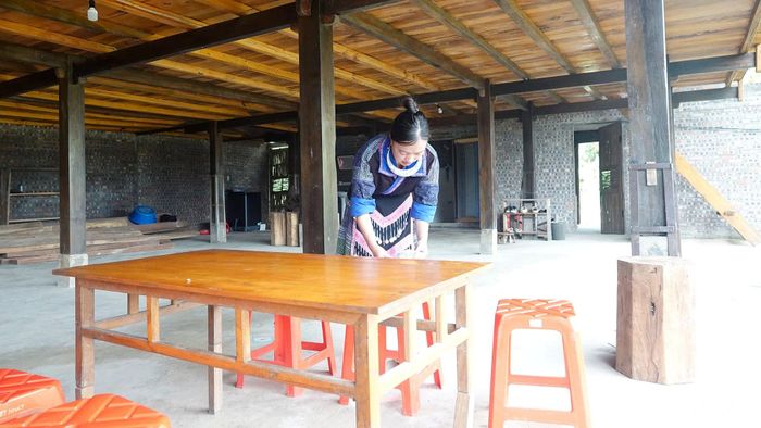 Chị Hờ Thị Dinh chuẩn bị không gian homestay để đón khách du lịch đến với Púng Luông.