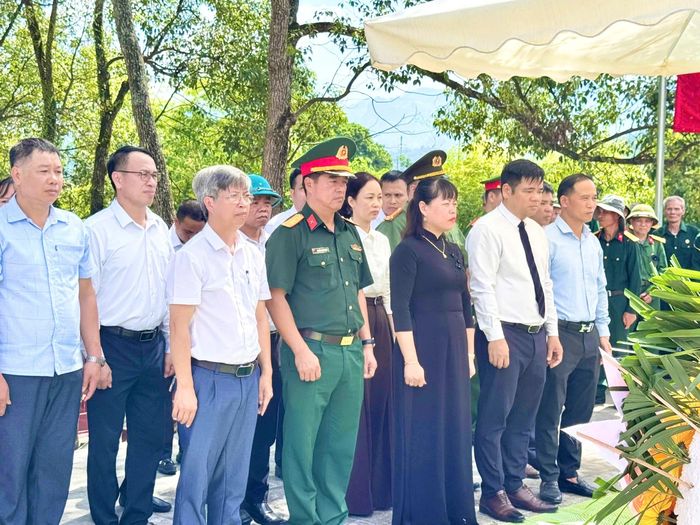Đại biểu dự buổi lễ.