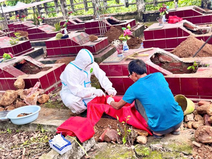 Thực hiện lấy mẫu sinh phẩm phục vụ giám định ADN xác định danh tính hài cốt liệt sĩ.