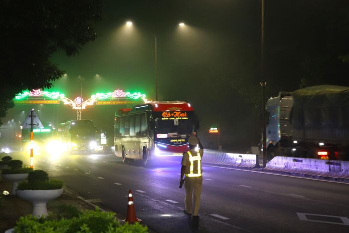 Cán bộ CSGT đường bộ số 6 ra hiệu dừng phương tiện, xử lý các hành vi vượt sai quy định