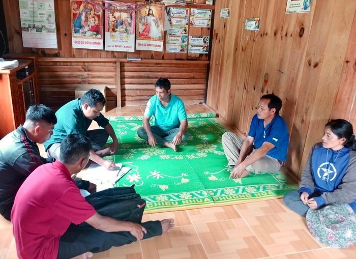 Người có uy tín thôn K'Nớ 1 (xã Đam Rông 4) tuyên truyền, vận động người dân thực hiện chủ trương, đường lối của Đảng và chính sách, pháp luật của Nhà nước