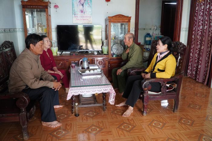 Bà Nguyễn Thị Loan, Bí thư Chi bộ thôn Hà Nam Ninh (bên phải) triển khai lấy ý kiến Nhân dân