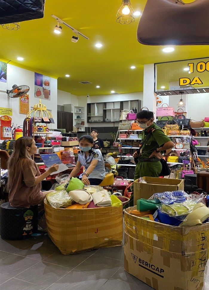 Lực lượng chức năng kiểm tra hàng hóa thuộc lĩnh vực thời trang, mỹ phẩm, thực phẩm chức năng. (Ảnh minh họa)