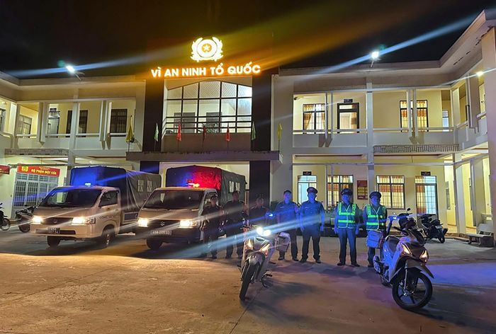 Anh Lê Lâm Hoàn Bảo tham gia cùng Công an xã Ka Đô ra quân thực hiện công tác tuần tra, kiểm soát an toàn giao thông. - Ảnh Lê Tiến