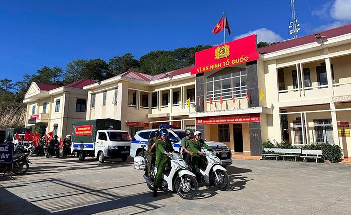 Anh Lê Lâm Hoàn Bảo tham gia cùng Công an xã Ka Đô ra quân thực hiện các đợt cao điểm tấn công trấn áp tội phạm trên địa bàn. - Ảnh Lê Tiến