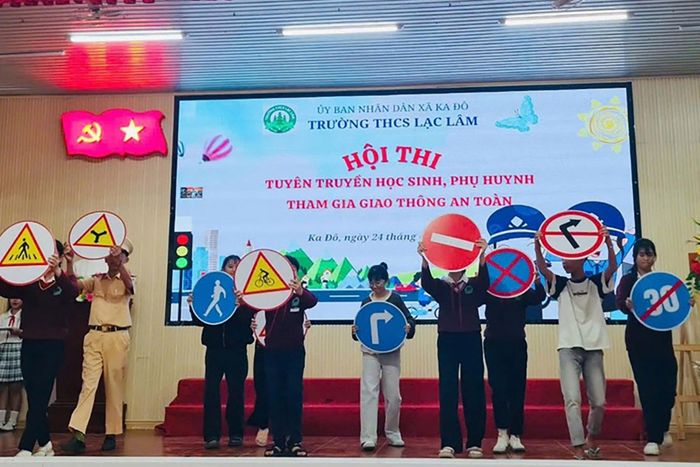 Anh Lê Lâm Hoàn Bảo cùng công an xã phối hợp Đoàn Thanh niên triển khai tuyên truyền về ATGT trong học sinh - Ảnh Lê Tiến