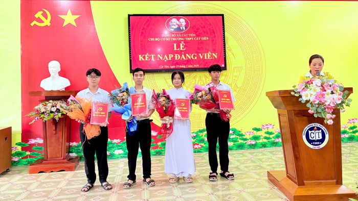 Những học sinh ưu tú của Trường THPT Cát Tiên được kết nạp Đảng vào dịp 19/5 vừa qua