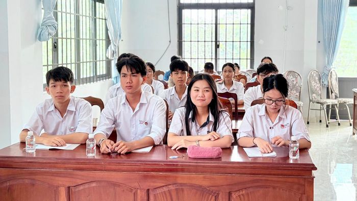 Học sinh xã Cát Tiên tham gia các lớp bồi dưỡng nhận thức về Đảng