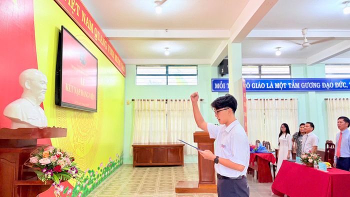 Lễ kết nạp Đảng khi còn đang ngồi trên ghế nhà trường THPT là dấu ấn có ý nghĩa đặc biệt đối với mỗi học sinh
