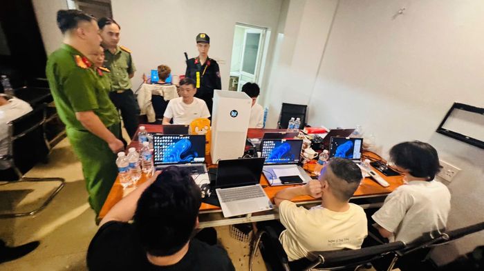 Tang vật thu giữ gồm nhiều máy tính xách tay, điện thoại di động, thiết bị phát sóng 5G và các phương tiện phục vụ hoạt động phạm tội.