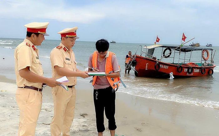 Lực lượng Cảnh sát đường thủy kiểm tra giấy tờ người điều khiển phương tiện thủy