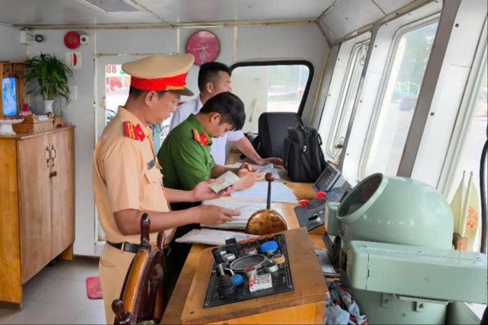 Kiểm tra giấy tờ người điều khiển phương tiện thủy