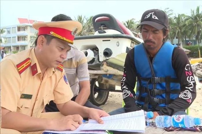 Lực lượng Cảnh sát đường thủy kiểm tra, tuyên truyền cho anh Nguyễn Khắc Vinh