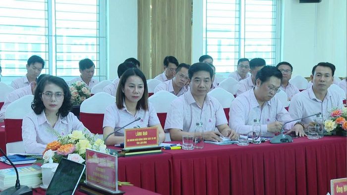 Lãnh đạo Chi nhánh Ngân hàng CSXH tỉnh Lâm Đồng dự họp
